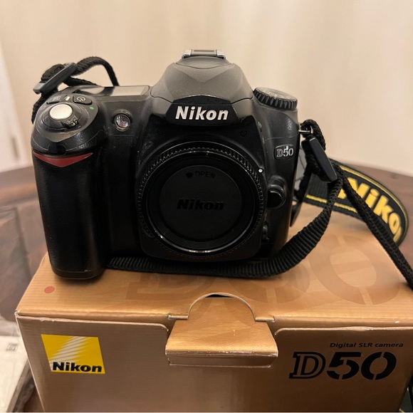 Nikon D50 DSLR Camera w/Accessories - Picture 3 of 16